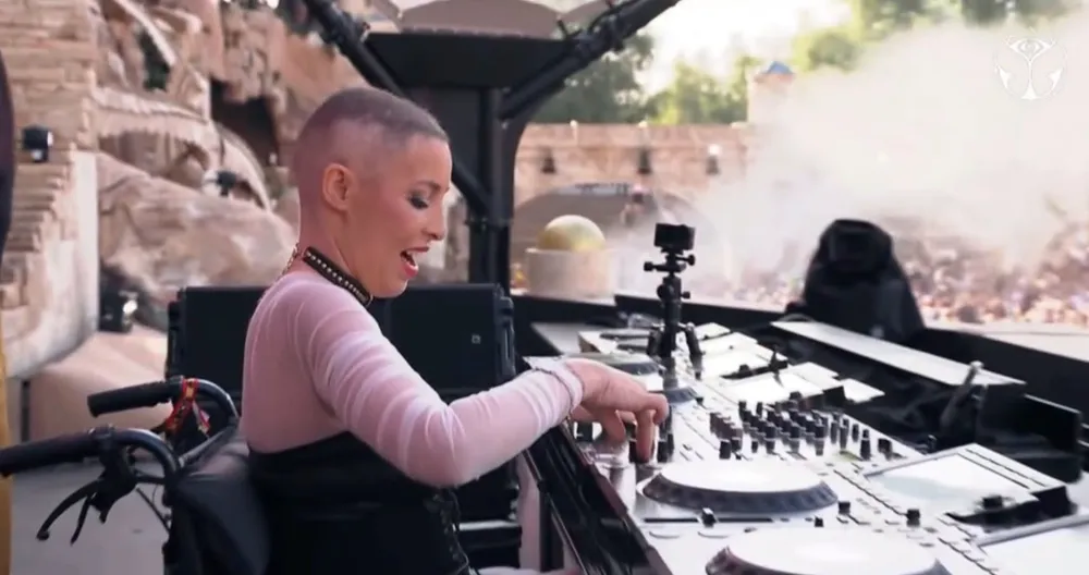 B Jones tuvo un emotivo regreso en el Mainstage de Tomorrowland 2026, tras superar el cáncer.